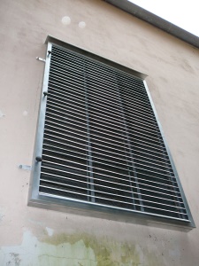 Upravená odklápěcí sací žaluzie pro snadné čištění