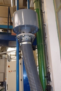 Sací filtr s tlumením hluku řady QB záměrně instalovaný ve výšce a dále od linky