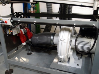 Vysokotlaký ventilátor s integrovaným měničem, ovladač a napájecí zdroj pro tyče