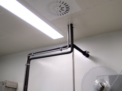 Detail prostupu potrubí stěnou čistého prostoru