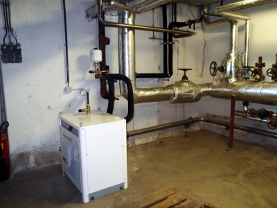 Jednotka ICEP 005 s potrubím v kompresorovně