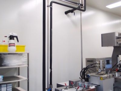 Balící stroj v čistém prostoru s potrubím