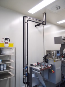 Balící stroj v čistém prostoru s potrubím