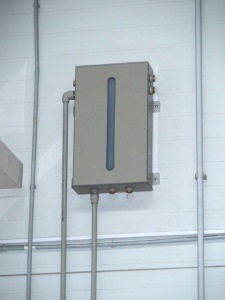 Atmosférická vyrovnávací nádrž instalovaná na stěně